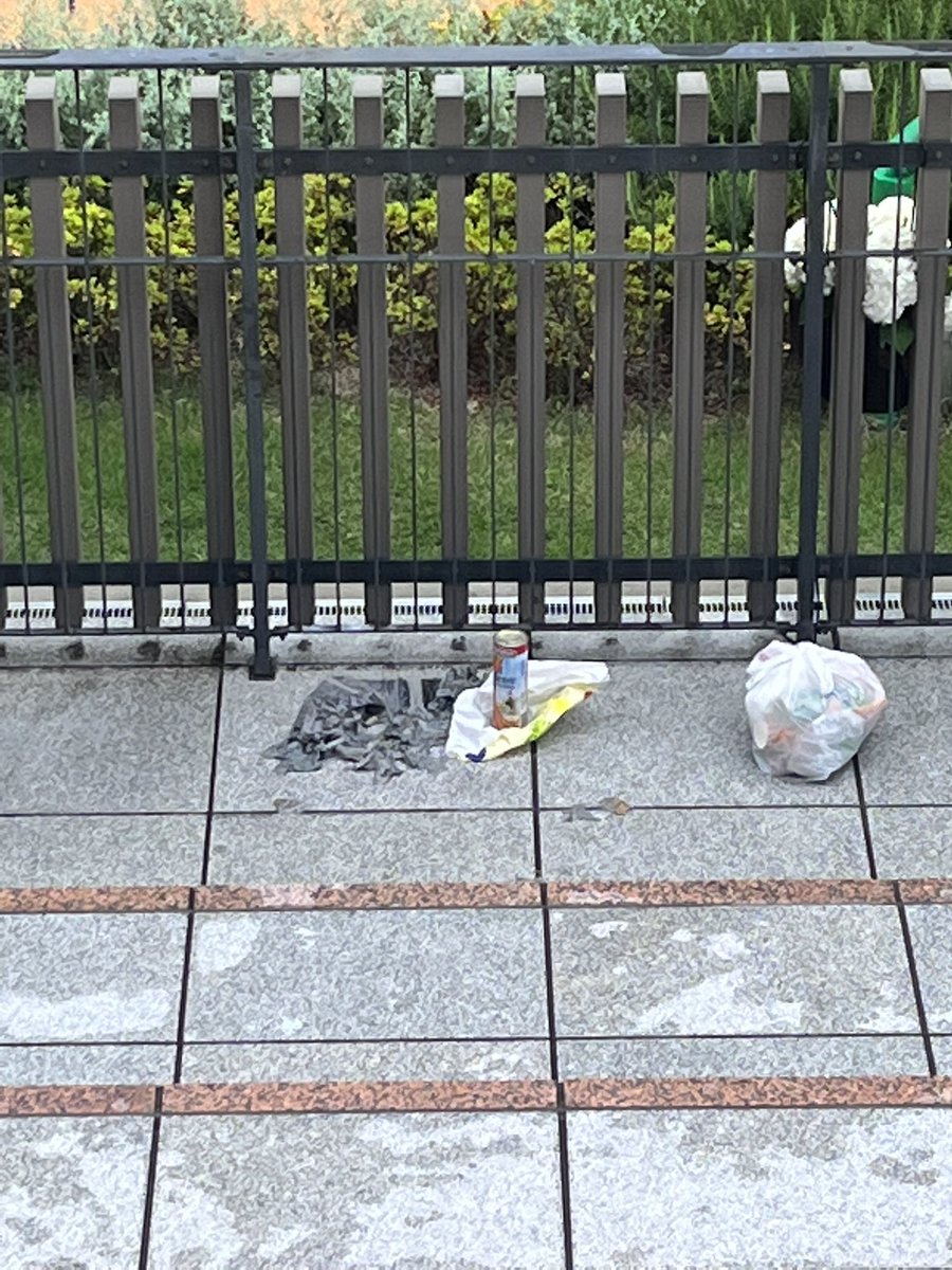 tsubaki_u_m_a's tweet photo. クソパドック男女
朝から張り切ってガムテープで新聞を貼っていた模様
雨が降ったり止んだりするもんだから馬がパドックに入ってからもジャンプ傘をバーンと開く
しかもパドックに向けて。
途中後ろにいたおじさまが注意するも食ってかかる男性
一緒になって文句言ってる女性
ずっと居るならまだし���→ https://t.co/4FjtghNtVt