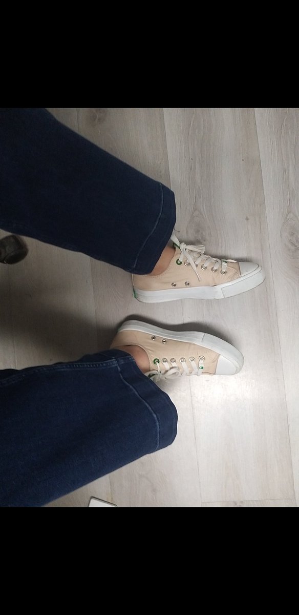 KOC_KADR1YE's tweet photo. Tarafını seç diye bişi yok
hem topuklu hem spor
gelsin toynaklar🤣😂
#ayakchallenge https://t.co/lvRgvGxjr7