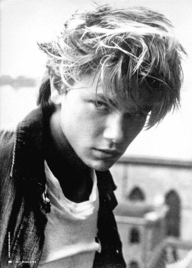 영상은 리버 피닉스 (River Phoenix , 1970-1993) 가 출연한 영화 "허공에의 질주"의 한 장면이다. 그러나 그가 출연한 영화 중에 가장 기억에 남는 영화는...