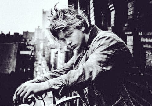 영상은 리버 피닉스 (River Phoenix , 1970-1993) 가 출연한 영화 "허공에의 질주"의 한 장면이다. 그러나 그가 출연한 영화 중에 가장 기억에 남는 영화는...