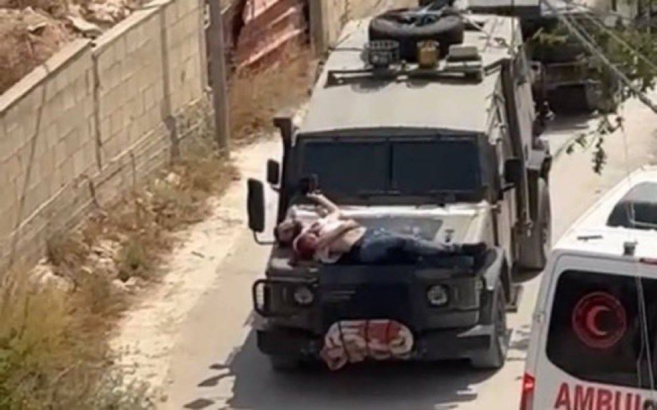 almuariza's tweet photo. Soldados israelíes atan a un palestino malherido al capó de un vehículo militar durante una redada en Jenín (Cisjordania) y lo exhiben por la calle. 

La Media Luna Roja denuncia que no solo no les permitieron atender al herido sino que se lo llevaron detenido y atado al capó. 

El Ejército israelí ha dicho que investigará el caso.