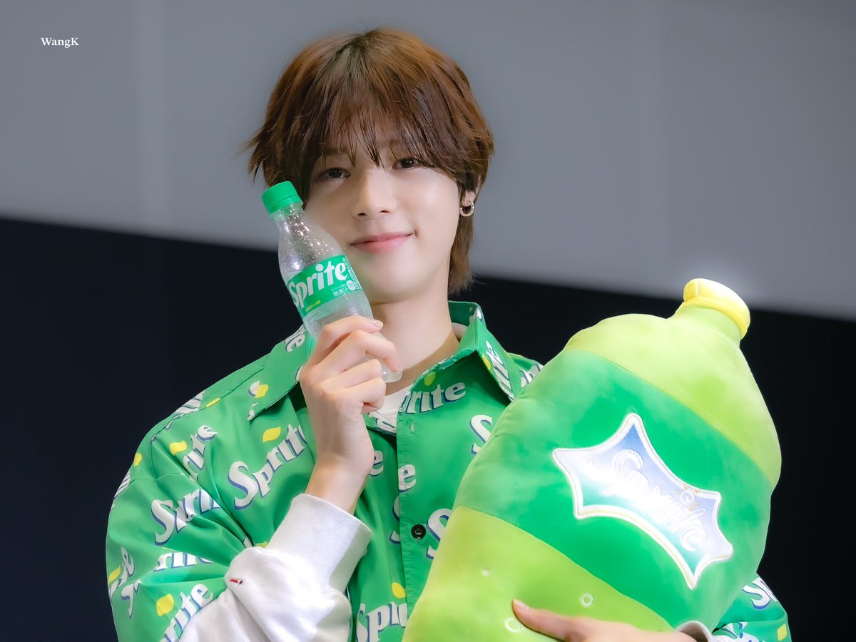 _WangK_'s tweet photo. 240622 プレサ サイン会 사인회 대면팬싸 HQ

Sprite King 👑🫧

#andTEAM #앤팀 #andTEAM_K 
#케이 #ケイ #K https://t.co/AIpSNXK8d6