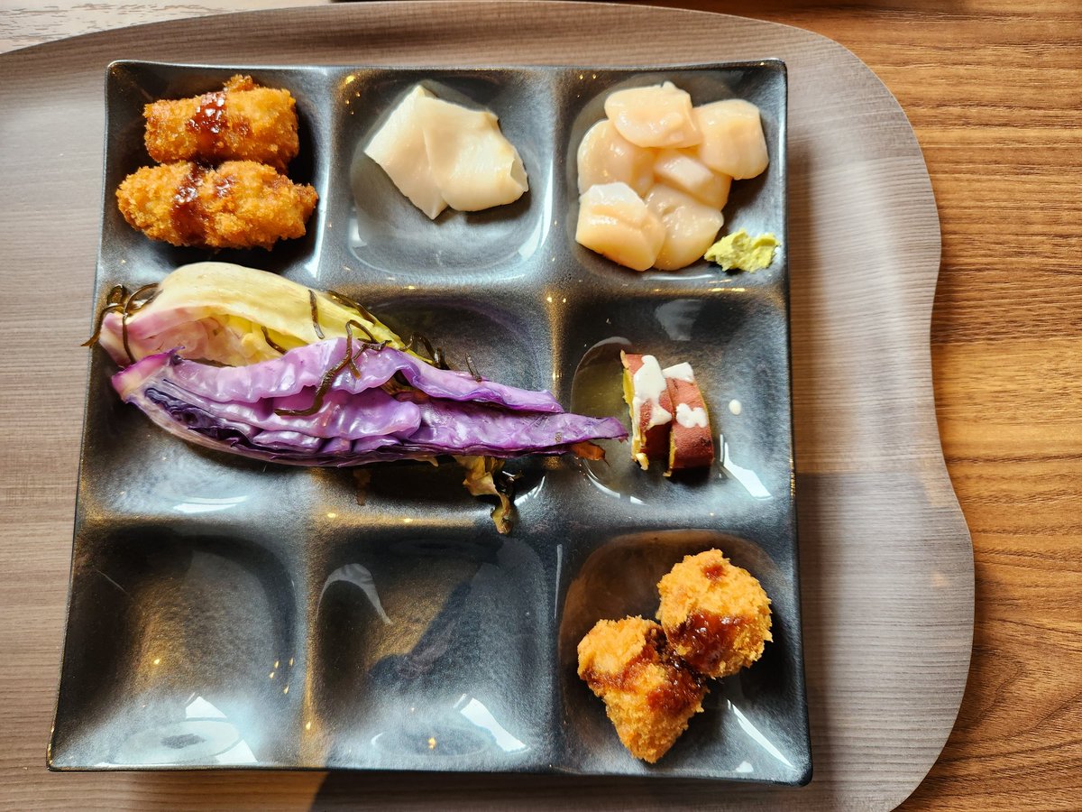 gesubi_kitami's tweet photo. 佐呂間の鶴雅で日帰りランチバイキング。
ホタテ刺身とか牡蠣フライが食べ放題。 https://t.co/hFwqVNiPgO