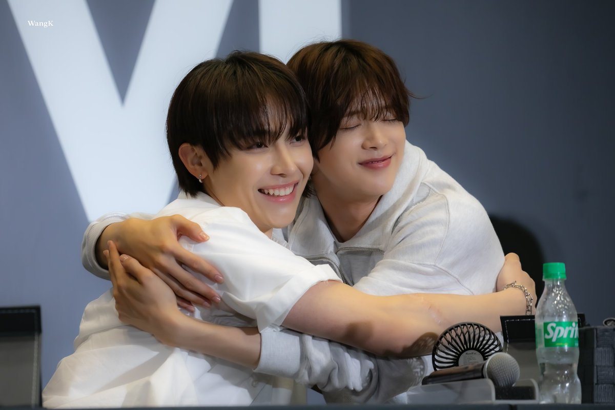_WangK_'s tweet photo. 240622 プレサ サイン会 사인회 대면팬싸 HQ

ケイニコ これからも☺️🫂

#andTEAM #앤팀 
#andTEAM_K #케이 #ケイ #K
#andTEAM_NICHOLAS #니콜라스 #ニコラス #NICHOLAS https://t.co/25R9I5cvwa