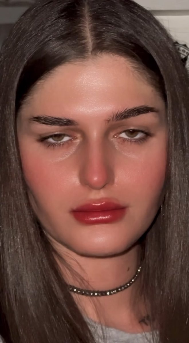 lo mal que me cae esta tipa no es normal posta