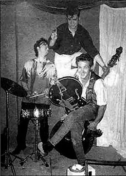 Inquietos era un trío de #Lleida, de finales de #los80 y primera mitad de #los90, apasionado por el #rock'n'roll de los 50. #Rockabilly y también #swing, #duduá o #blues. Radiamos algunos de sus temas más la versión del 'Dou you love me' de #BerryGordyJr.  lascallesdelpop.net/Lista%20Entrev…