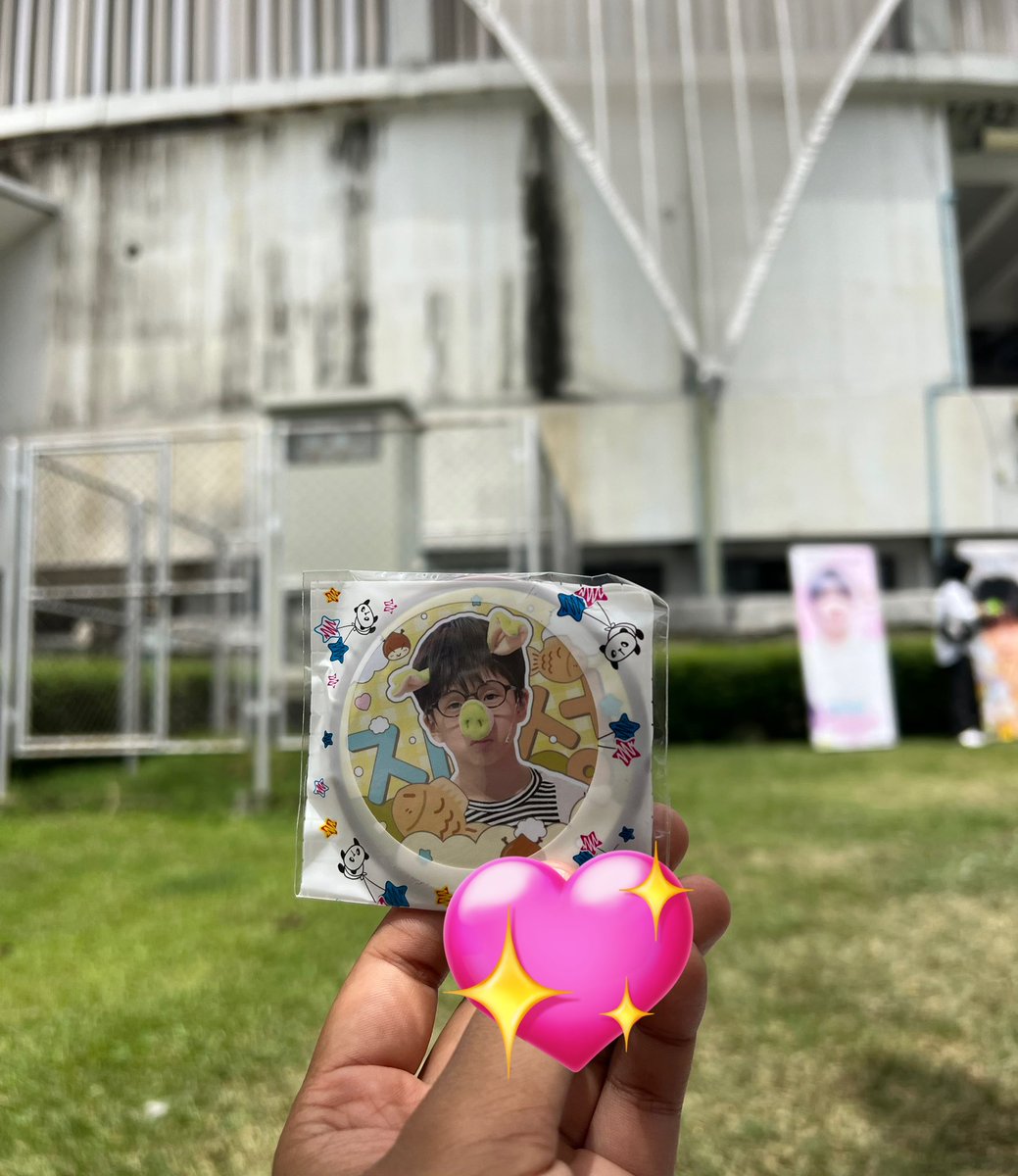 ตอนนี้ตั้งป้ายแล้วนะคะ อยู่แถวๆบริเวรที่แลกบัตรคอนเสิร์ต สามารถมาถ่ายรูปและรับ giveaway ได้ตรงป้ายจีซองเลยนะคะ☺️

⏰ตอนนี้ - 15:30 น. 

*สามารถตั้งได้เพียง 2 ป้ายเนื่องจากขาตั้งชำรุดไม่สามารถซ่อมได้ ต้องขออภัยด้วยนะคะ

#THEDREAMSHOW3_in_BKK 
#NCTDREAM_THEDREAMSHOW3_in_BKK