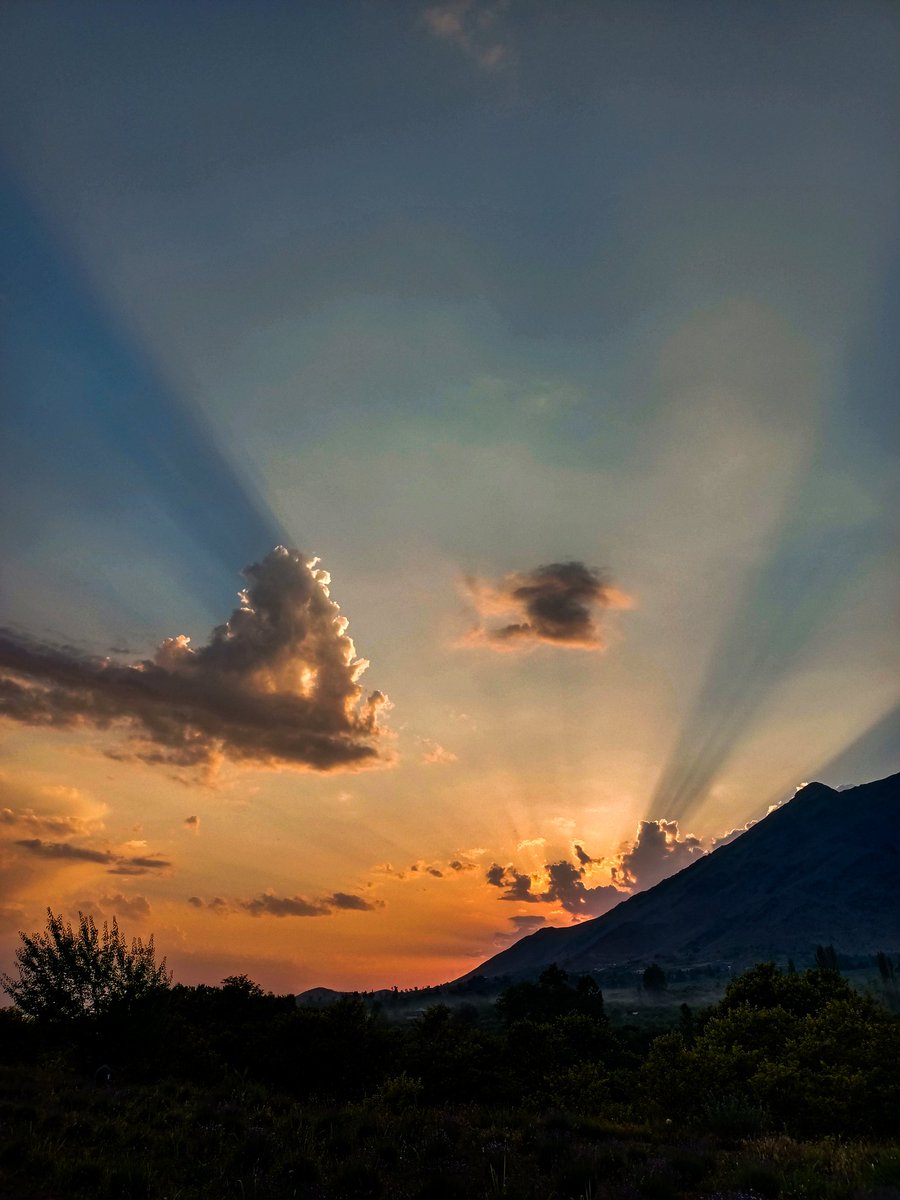 aamirshowkat_'s tweet image. Allah, don't keep us in the darkness.
Shot with : @vivo_india 
By : Aamir Showkat 
#instagram #mindthoughts #sunset #distantsky #vivo 
#adobe #lightroom #shotsonvivo #64mp #photography