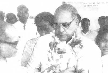"ब्राह्मण किसी भी संगठन में गया अगर उसने कोई भी रूप धारण किया तो भी वह ब्राह्मण का ब्राह्मण ही रहता है !"ब्राम्हणों को बौद्ध धर्म के आंदोलन में प्रवेश वर्जित करने को कहा था।फिर भी दीक्षाभूमि समिति के लोग आरएसएस से जुड़े तीन ब्राम्हणों को क्यों लिया है?
#SaveDikshabhoomiFromRSS