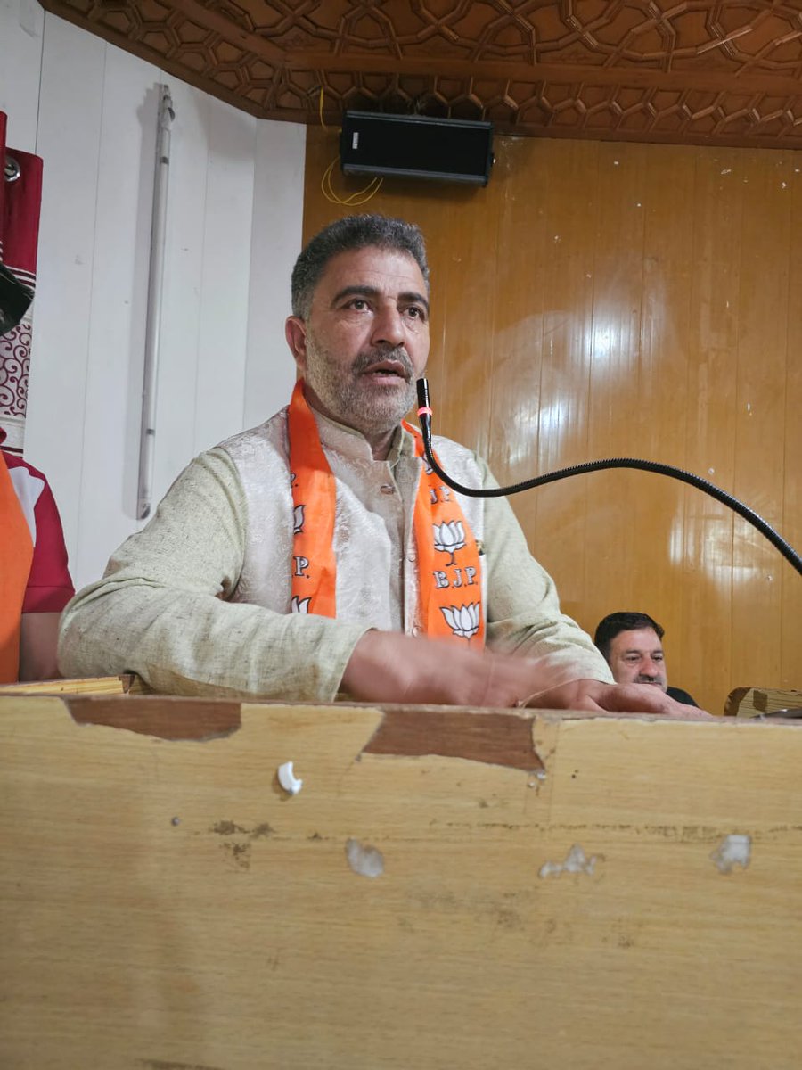 Lateefbhat7866's tweet photo. "At Town Hall Pulwama, we honor Dr. Shyama Prasad Mukherjee on his Martyrdom Day. His patriotism and dedication are a source of inspiration for every Indian. #RememberingSPMukherjee #Pulwama" https://t.co/Fq3bqRqtDL