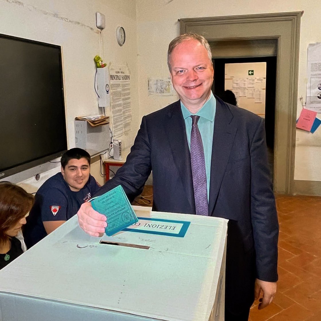 eike_schmidt_'s tweet photo. Buon voto, Firenze! ⚜️✨

🗳️I seggi saranno aperti oggi dalle 7.00 alle 23.00 e domani dalle 7.00 alle 15.00

È il momento. https://t.co/lOAZQrtJb7