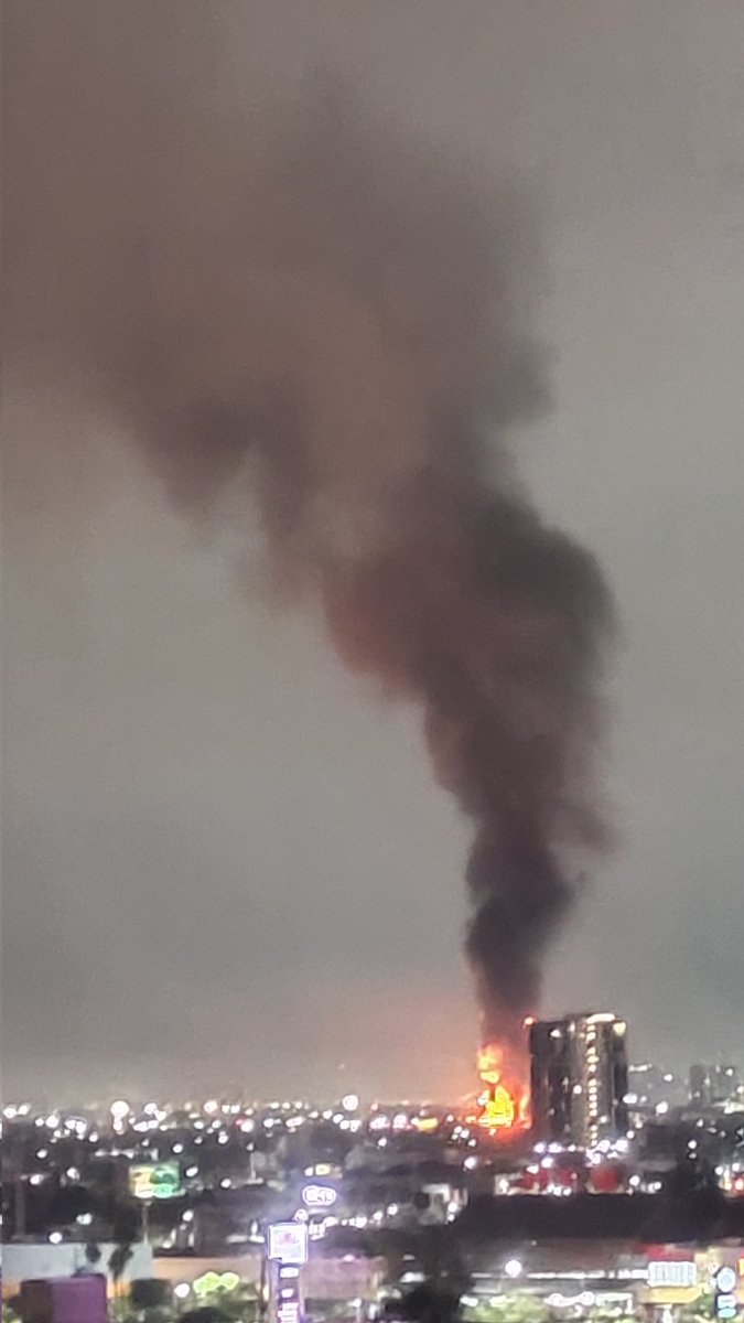 any_cardy's tweet photo. Desde San Jerónimo se ve el incendio, se ve muy denso y grande.  😨 #mty #monterrey https://t.co/C8lu5DyUD5