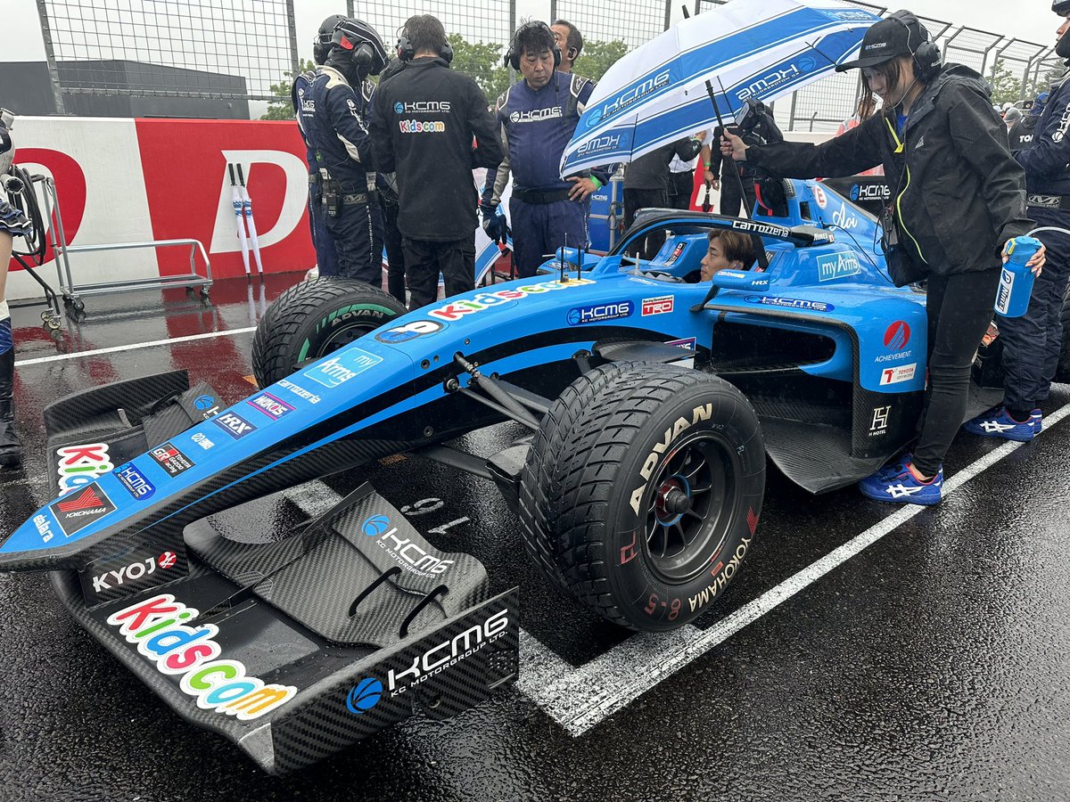 短い時間ではありますが、グリッドウォークがありました。早速セーフティーカー、スタートしております⭐️ 

<a href="/KCMotorgroup/">KC Motorgroup (KCMG)</a> 
#SUPERFORMULA #SFjp
#SFormula #KCMG
