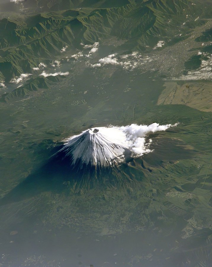 konstructivizm's tweet photo. Mount Fuji as seen from Space https://t.co/s967xf8AqE