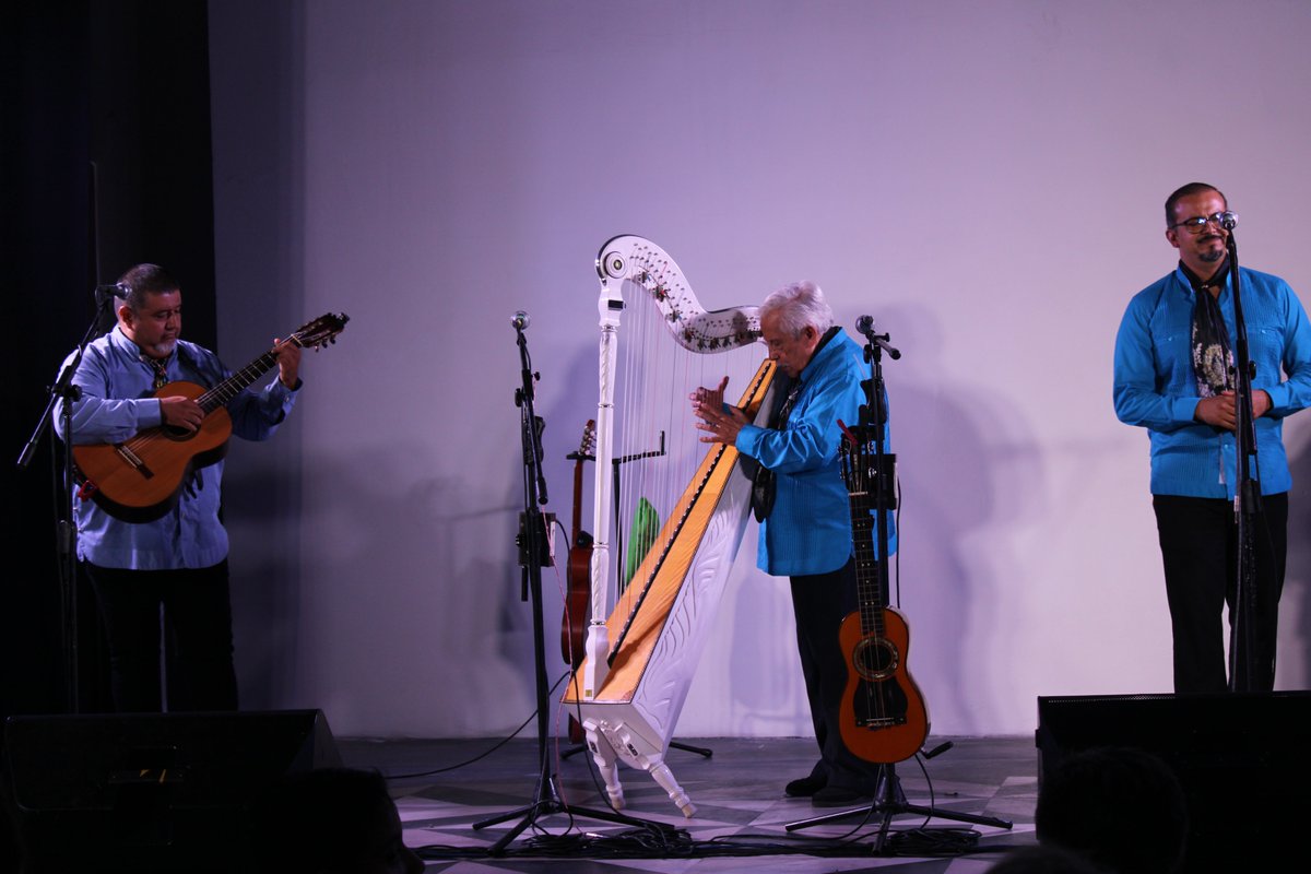 Imágenes del concierto del grupo Tlen Huicani, realizado en el Reflexionario de la Universidad Veracruzana, como nuestro acto de cierre de las actividades de conmemoración de los 85 años del Exilio Español en México en el puerto de Veracruz.