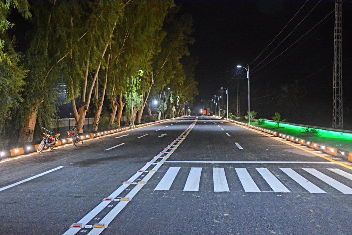 BhuttoMaryam's tweet photo. The modern reconstruction of Begum Nusrat Bhutto Airport Road in #Sukkur has been completed. The road's both sides have been beautifully decorated and illuminated with electric lights.
#ThisIsPPP #TransformingSukkur #ThisIsWhyWeVotePPP ♥️🖤💚
@BBhuttoZardari @BakhtawarBZ https://t.co/GTwheRYaOn