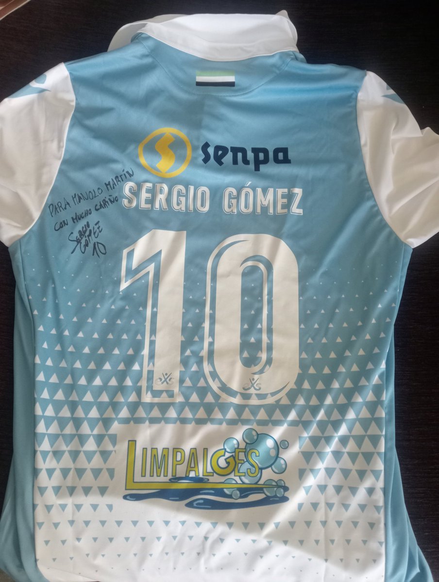 Después de la inmensa alegría de ayer por el ascenso del <a href="/CDCORIA/">Club Deportivo Coria</a> , el gran <a href="/sergiogomezf10/">sergio gómez</a> me regaló su camiseta, no podía acabar mejor la noche. Gracias Sergio, fenómeno!!!!!
Gracias <a href="/es_jluis/">José Luis Martín</a> , por hacerlo posible.