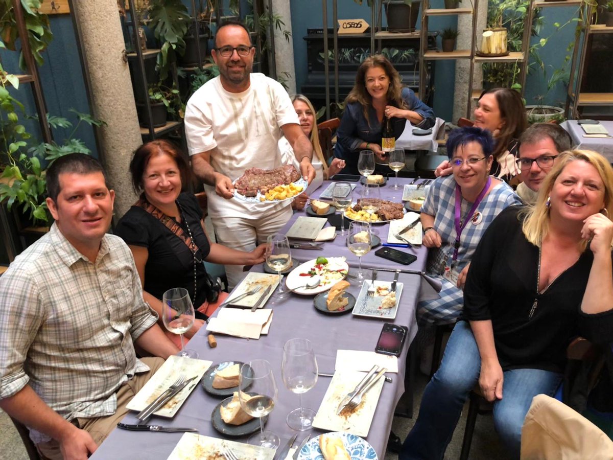 ARTE 5 SENTIDOS (@sitioparapostre) on Twitter photo Buenos días a tod@s!
#FelizDomingo 😉
Tercera jornada de Ávila en Tapas!
Toca disfrutar de este apetitoso domingo y de esta maravilla de ciudad!
Cena muy buena ayer en Tere Gastrobar, servicio encantador
<a href="/AvilaenTapas/">Ávila de Tapas</a> <a href="/Feri_Avila/">FeriÁvila - Eventos</a> <a href="/HosteleriaAvila/">Hostelería de Ávila</a> <a href="/Ayto_Avila/">Ayuntamiento Ávila</a> #Ávila #ÁvilaEnTapas Buenos días a tod@s!
#FelizDomingo 😉
Tercera jornada de Ávila en Tapas!
Toca disfrutar de este apetitoso domingo y de esta maravilla de ciudad!
Cena muy buena ayer en Tere Gastrobar, servicio encantador
<a href="/AvilaenTapas/">Ávila de Tapas</a> <a href="/Feri_Avila/">FeriÁvila - Eventos</a> <a href="/HosteleriaAvila/">Hostelería de Ávila</a> <a href="/Ayto_Avila/">Ayuntamiento Ávila</a> #Ávila #ÁvilaEnTapas