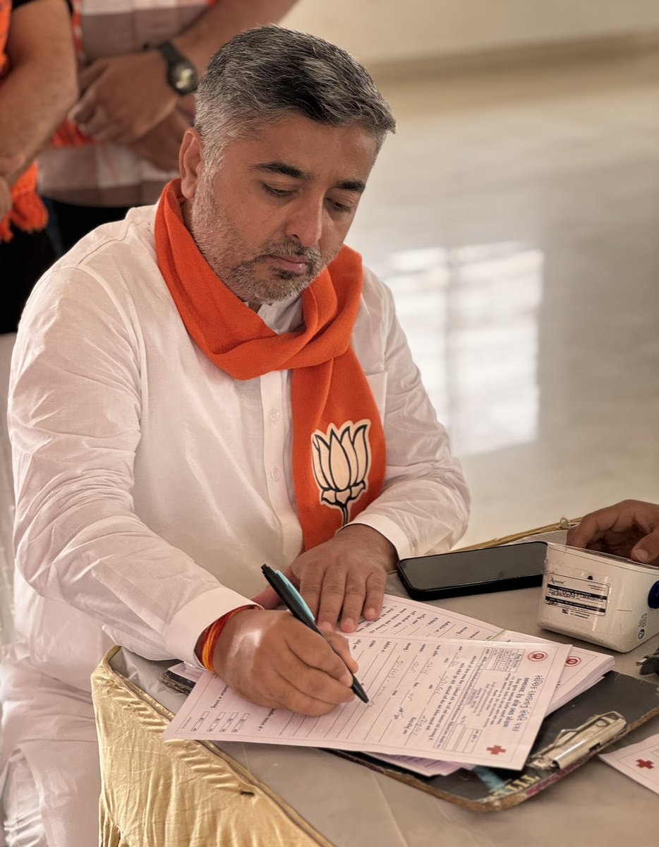 “રક્તદાન એ મહાદાન”

રાષ્ટ્રીય એકતા અને અખંડિતતાના પર્યાય, પ્રખર રાષ્ટ્રવાદી અને ભારતીય જનસંઘના સંસ્થાપક ડૉ.શ્યામા પ્રસાદ મુખર્જીના બલિદાન દિવસ નિમિત્તે સાણંદ તાલુકાના બ્લડ ડોનેશન કેમ્પમાં રક્તદાન કર્યું.

આ કાર્યક્રમમાં અમદાવાદ જીલ્લાના મહામંત્રી શ્રી <a href="/sdavdabjp/">Chowkidar Shailesh d</a> જી, અમદાવાદ