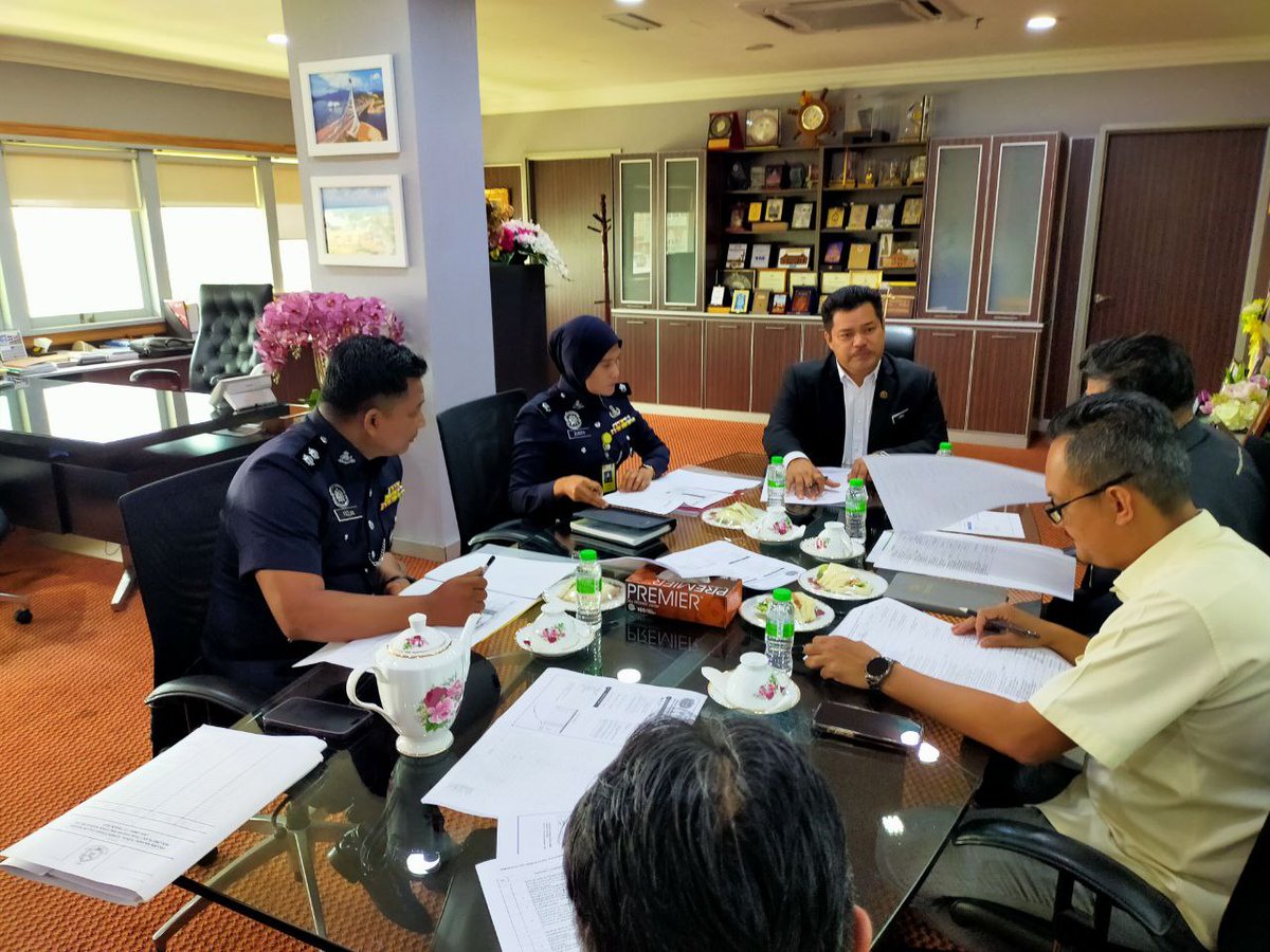 Perbincangan bersama Pengarah Kerja Raya Negeri Terengganu <a href="/HasliJKR/">Hasli Ibrahim (Ir. Dr.)</a> dengan Ketua Jabatan Lojistik dan Teknologi, Ibu Pejabat Polis Kontijen Terengganu, DSP Zunita Marlina binti Embong pada 19 Jun 2024 (Rabu) bertempat di Tingkat 12, Wisma Negeri, K. Trg.
<a href="/IPJKR_Official/">JKR Malaysia Rasmi</a>