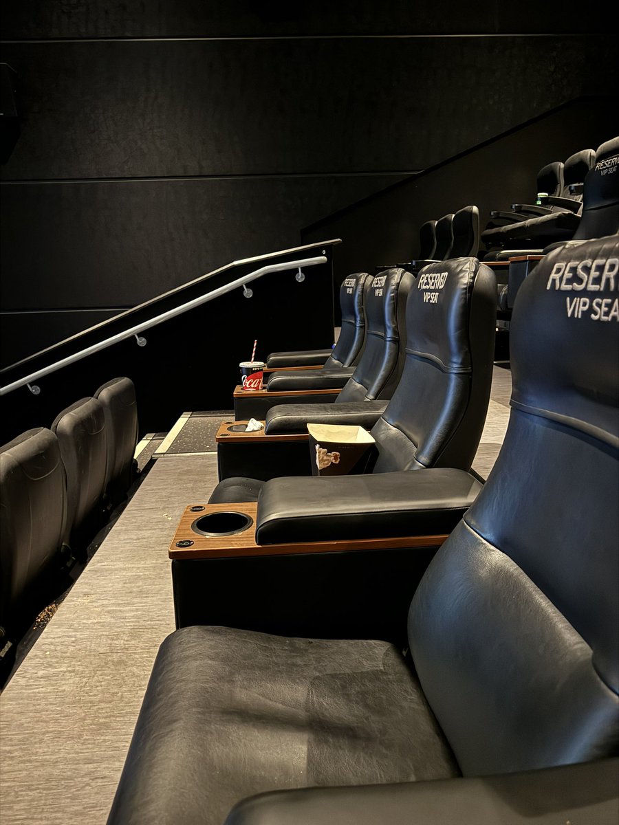 BeeDin's tweet photo. @vuecinemas when your screen at Vue Westfield Stratford looks like this before the film has even been started…😬 The empty nacho tray and Greggs wrappers were my neighbours during the movie 😐 Is this the new standard? https://t.co/nVbgLtUX3E