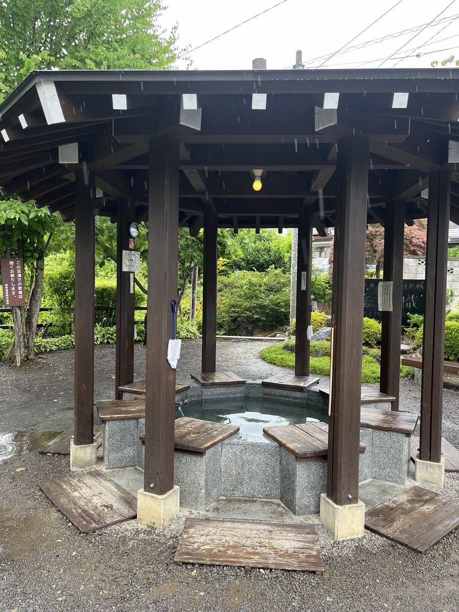 ashiyubito's tweet photo. 上田の別所温泉♨️にある「大湯薬師の足湯」と「足湯ななくり」の2カ所を訪問。いずれも弱アルカリ性の単純硫黄泉でほのかに硫黄臭がし、湯温も適温で大変気持ちのいい足湯でした！　#足湯、#別所温泉 https://t.co/l4bosdwQl5