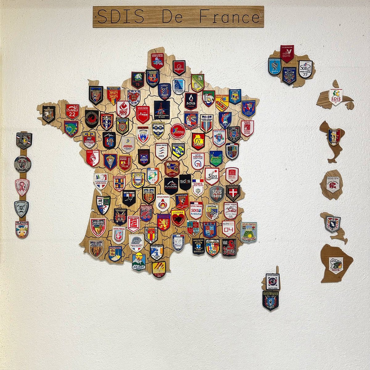 PompiersStchely's tweet photo. [Carte de France des écussons des SDIS]

Nous avons complété notre carte de France des écussons des SDIS ! ✅

MERCI, MERCI, MERCI, MERCIII 🙏🏻

#sdis #sdisdefrance #ecussons 
#sapeurpompier #pompier #spv #sapeurpompier #sdis48 #udsp48 #lozere #saintchely #saintchelydapcher https://t.co/6dkDkQK1Ks