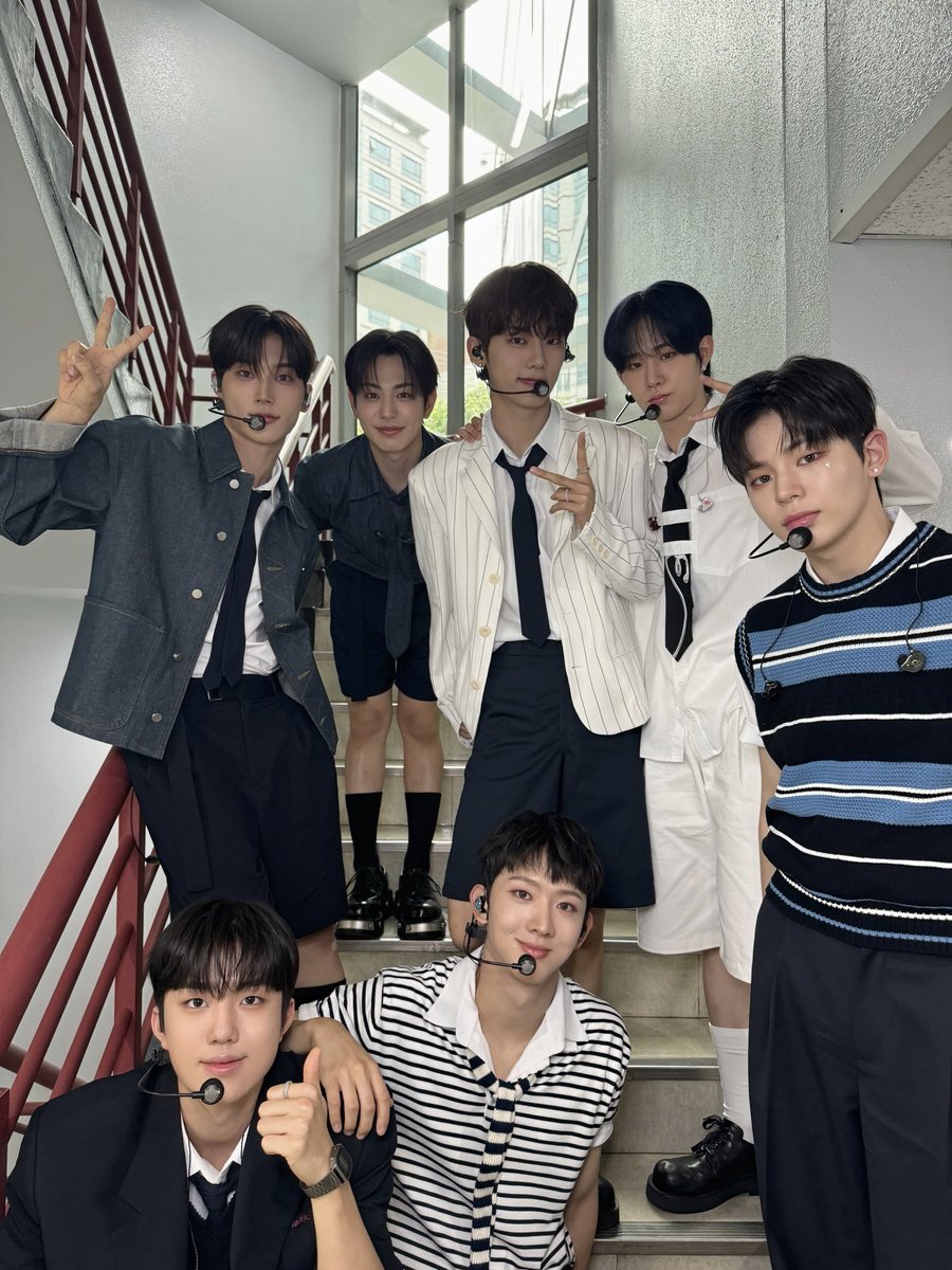 EVNNE_official's tweet photo. [📸]
240623
SBS #인기가요

이번 여름 엔브들은 좋겠다 🫣
이븐만 보고있어도 시원해져서 💙

#EVNNE #이븐
#RIDE_or_DIE #Badder_Love https://t.co/ekfB9x3nZ5