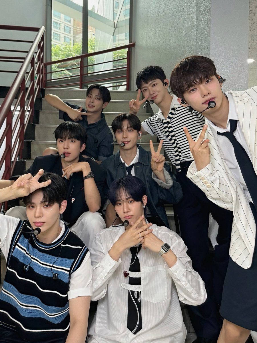 EVNNE_official's tweet photo. [📸]
240623
SBS #인기가요

이번 여름 엔브들은 좋겠다 🫣
이븐만 보고있어도 시원해져서 💙

#EVNNE #이븐
#RIDE_or_DIE #Badder_Love https://t.co/ekfB9x3nZ5