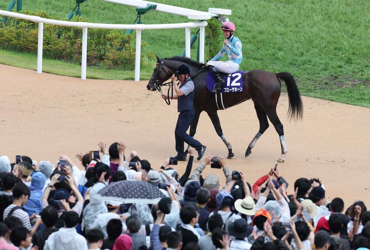 livedoornews's tweet photo. 【史上初】ブローザホーン菅原明が初タイトル！ 上半期G1は“週替わりヒーロー”誕生
https://t.co/3QNfHnSPP6

宝塚記念はブローザホーンがG1初制覇を飾り、騎乗した菅原明も初めてのG1勝利。上半期のG1「12戦」で全て違う騎手が勝ったのは1984年のグレード制導入後、初めての珍事となった。 https://t.co/XrFnubDEKC