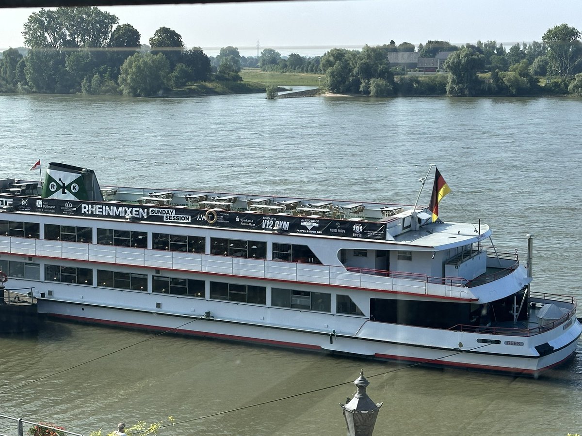 Ich komme jetzt langsam in das Alter, wo man sich natürlicherweise zu Ausflugsschiffen hingezogen fühlt.