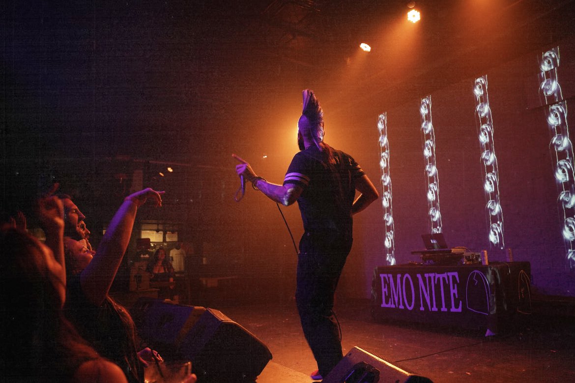 Logcooperlol's tweet photo. emo nite 🤘🏼great show kc! https://t.co/nXna3xdLTQ
