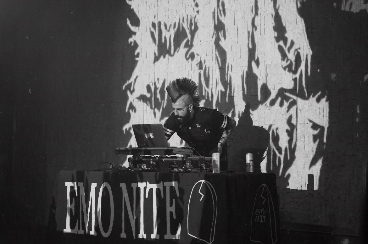 Logcooperlol's tweet photo. emo nite 🤘🏼great show kc! https://t.co/nXna3xdLTQ