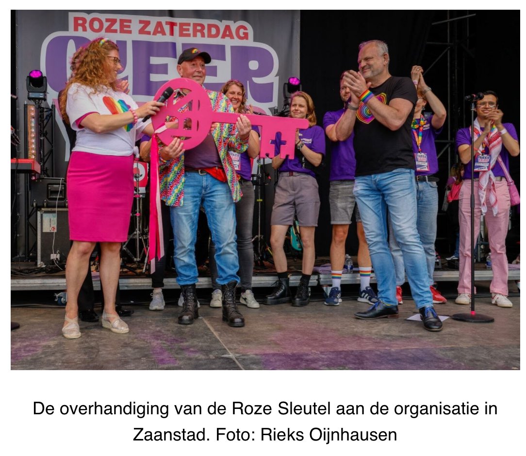 🩷Roze Sleutel overgedragen aan Zaanstad🩷 Roze Zaterdag in Groningen zit er op met 25.000 bezoekers. De sleutel overgedragen aan Frank Vos, voorzitter Zaanse Regenboog, en wethouder Gerard Slegers. Op zaterdag 28-6 is Roze Zaterdag in Zaanstad 🏳️‍🌈 #rozezaterdag075 #zaanpride