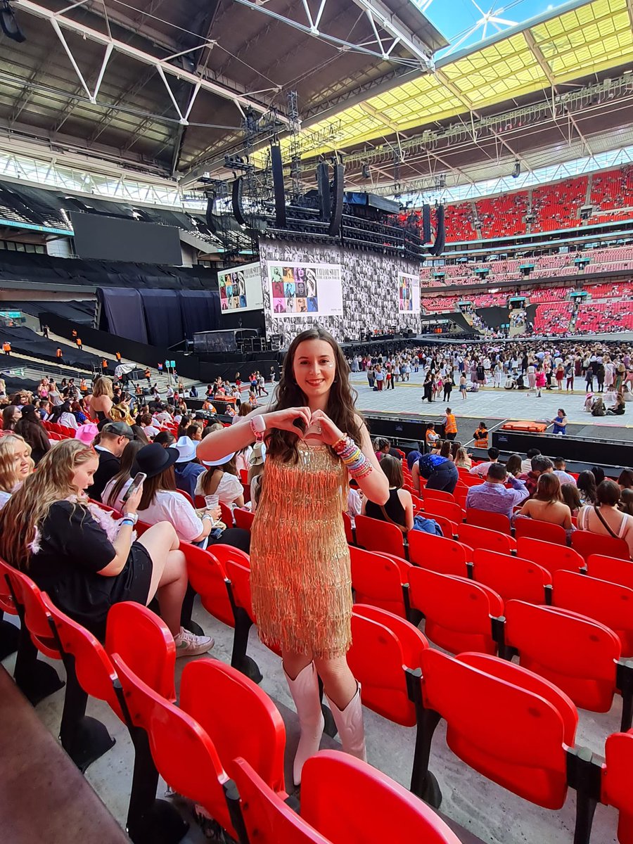 SarahsSpace7's tweet image. What an enchanting night! I don’t know how it gets better than this but we’ll find out later for Wembley N3! ✨💃#LondonTSTheErastour @taylorswift13 @taylornation13