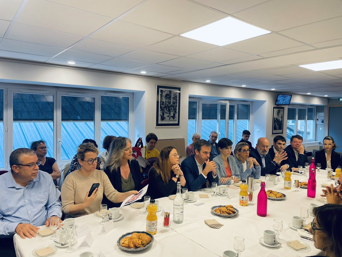 Le CRIF rassembleur et mobilisateur. 

Ce matin, Hervé Gerbi, président du CRIF Grenoble Dauphiné, entouré de son comité directeur reçoit l ensemble des candidats et candidates,  parlementaire sortant à l élection législative 2024, hors RN, Reconquête et nouveau Front populaire