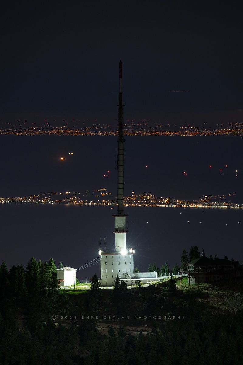 CeylanVisuals's tweet photo. Uludağ'dan, kuş bakışı 103 km uzaklıktan, İstanbul'un fotoğraflarını çektim ! İnanılması güç ama bu fotoğrafları Uludağ Fatin Tepeden çektim ! 🤔😳

1. Fotoğrafta Uludağ Verici Kulesi, arkasında Armutlu burnu ve en arkada İstanbul Büyükçekmece-Silivri arasındaki sahil şeridini,

2. fotoğrafta Çamlıca Kulesi,

3. fotoğrafta ise Yavuz Sultan Selim ( FSM değil diye düşünüyorum ) köprüsünün ayaklarını görüyorsunuz. 

Bayram tatili Marmara bölgesinin havasına yaramış ! 🙋🏻‍♂️
*
📷Nikon Z8
🕶️Nikkor Z800mm f6.3 VR S
*
@istanbulbld 
@HavaForum 
@bursabuyuksehir 
@uludagmillipark 
@nikonturkiye