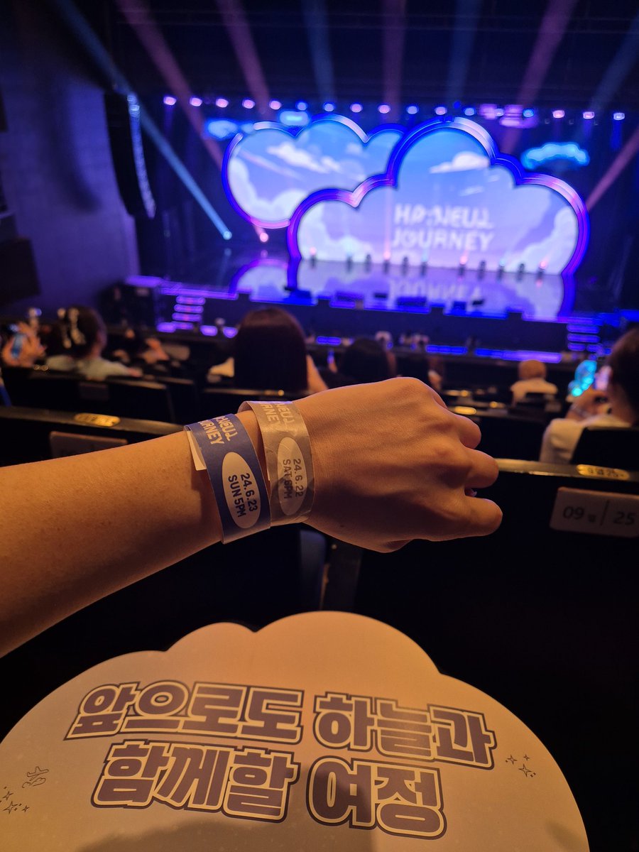 det_coseng's tweet photo. 멀어도 2층이 잘보이는구만 ㅋㅋㅋ https://t.co/nheAE0agGI