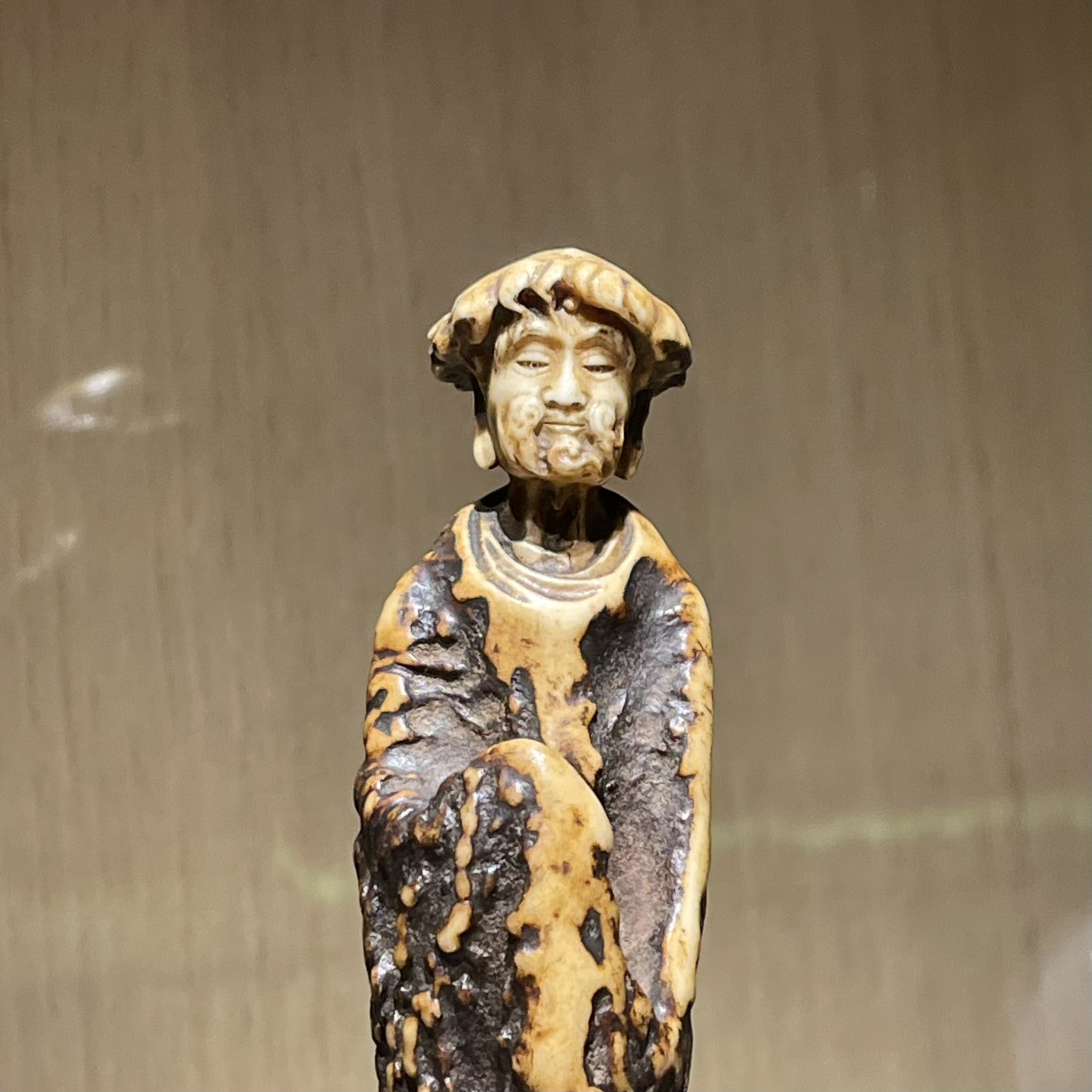 時代提げ物　獣角彫刻　人物船文　根付　V　R6426 時代提げ物 獣角彫刻 人物船文 根付 V R6426 - メルカリ