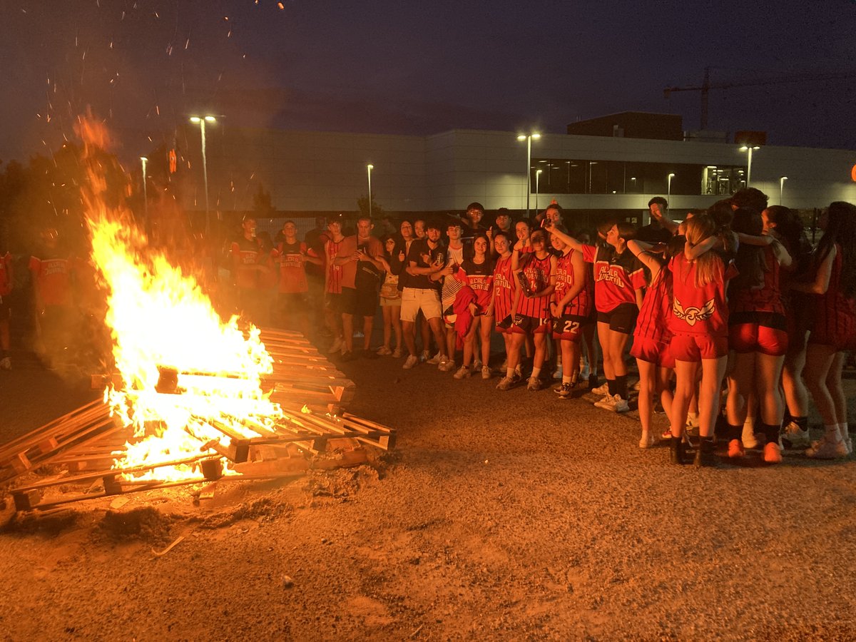 Fiesta de Fin de Temporada... partidos, concursos, cena a la fresca, hoguera y música... Estas cosas son las que hacen a este club.... más que un club 😜Gracias familias, jugadores/as, técnicos y todo el equipo de gestión del Club, por la temporada. Hoy empieza la 24/25.