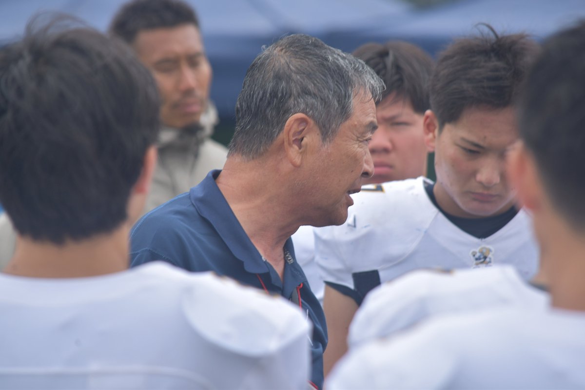 【高校】関西大会決勝
大産大附 3-6 関西学院

大産・山嵜隆夫総監督
「今日みたいに雨で接戦になったら、キックでミスしたら負ける。キックが一番大事なんや。そやからオフェンスもディフェンスもあるけど、キックは一番ええ選手が出なあかんねん」