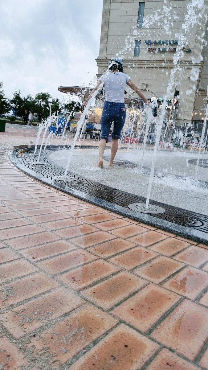 25~26일 가평가시는분들 있으면 같이 놀아요(저흰40중반커플입니다)
술한잔하면서 자연스러운 분위기 좋아합니다.