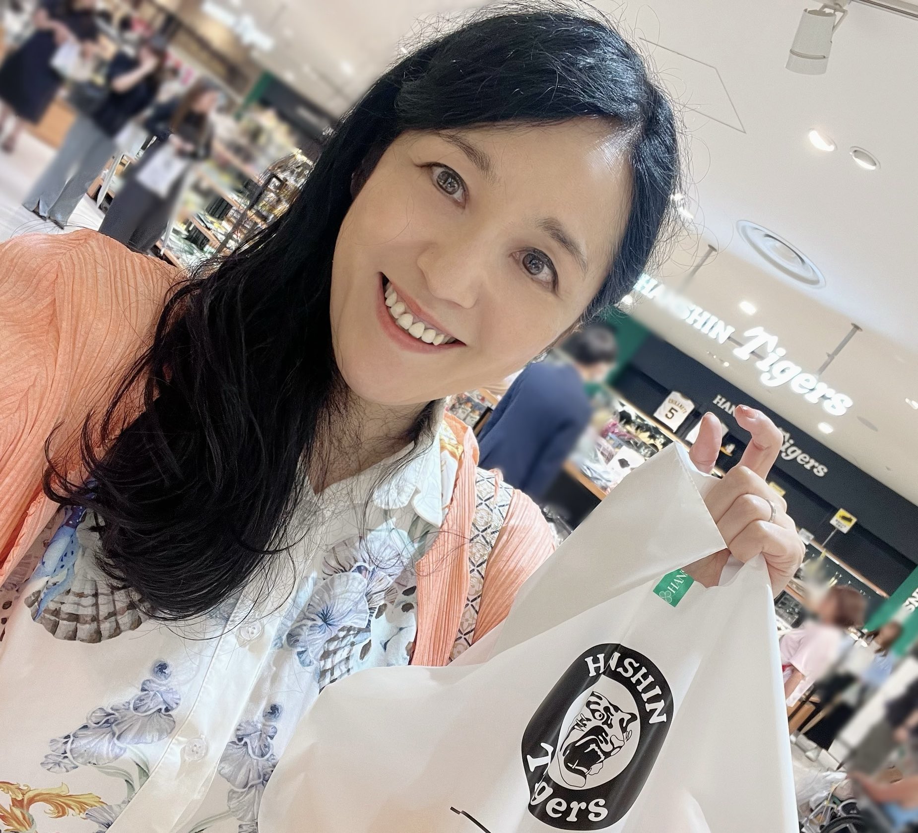 牛窪恵 結局、大阪のお友達とお茶して、梅田の【タイガースショップ（阪神百貨店）】でグッズを「ヤケ買い」しちゃいました😭悔しいー #阪神タイガース  #tigers #雨天中止 #タイガースショップ #阪神百貨店 ...