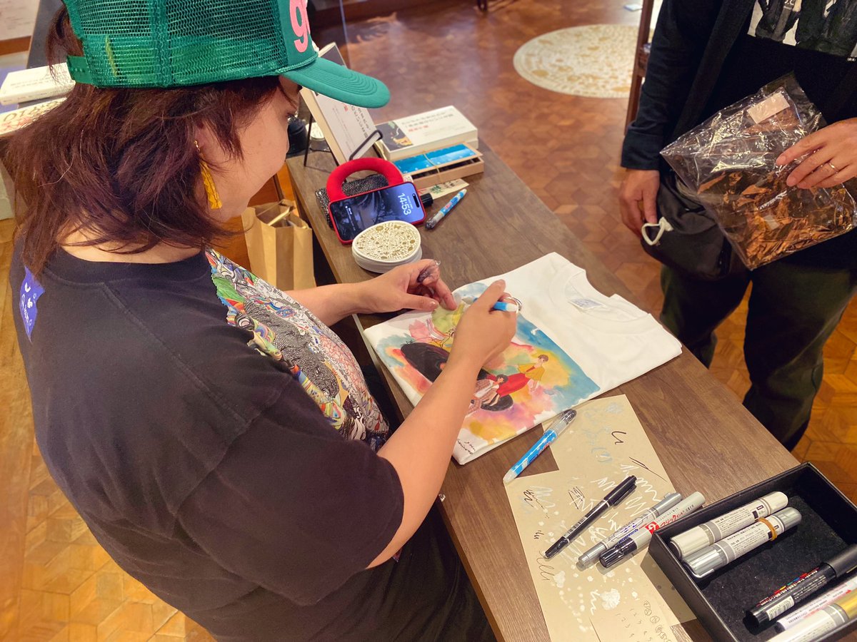 monogoen's tweet photo. 本日は本当に沢山のお客様に来en°いただき、誠にありがとうございました✨

森本千絵が一日店長となり、サインや原画Tシャツに絵を書き足しました🎨
Atelier goen°は6月いっぱいの営業です。
明日6/24(月)も特別に12-19時で営業しております。
ぜひ最後に一度 来en°ください！

Atelier goen° https://t.co/GVyinc6lGm