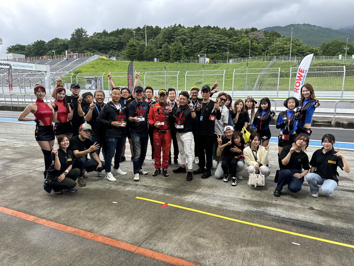 TeamUematsu's tweet photo. JAPAN CUP
第4戦 富士戦
クラス優勝＆全体２位でダブル表彰🏆🏆

難しい天候でしたが、
なんとか勝利を収めることができました☺️

次の鈴鹿戦は再来週、
レースが続きますがシリーズチャンピオン目指して全力を出し切る！

ご声援のほど、よろしくお願いします😊

#JapanCup
#富士スピードウェイ https://t.co/pqWUx4UMBE
