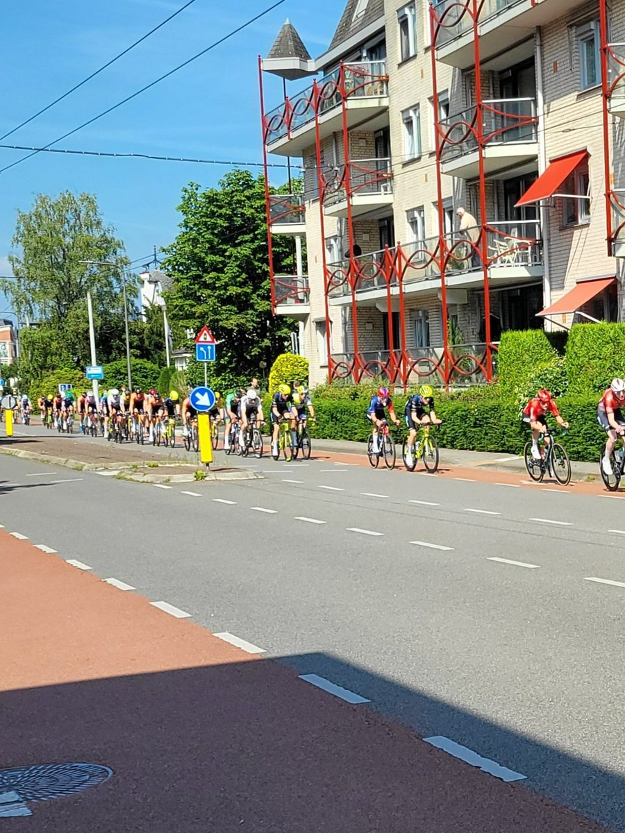 Een langgerekt peloton op volle snelheid door de straten van Arnhem. #kettingnaarrechts is zeker van toepassing #nkweg