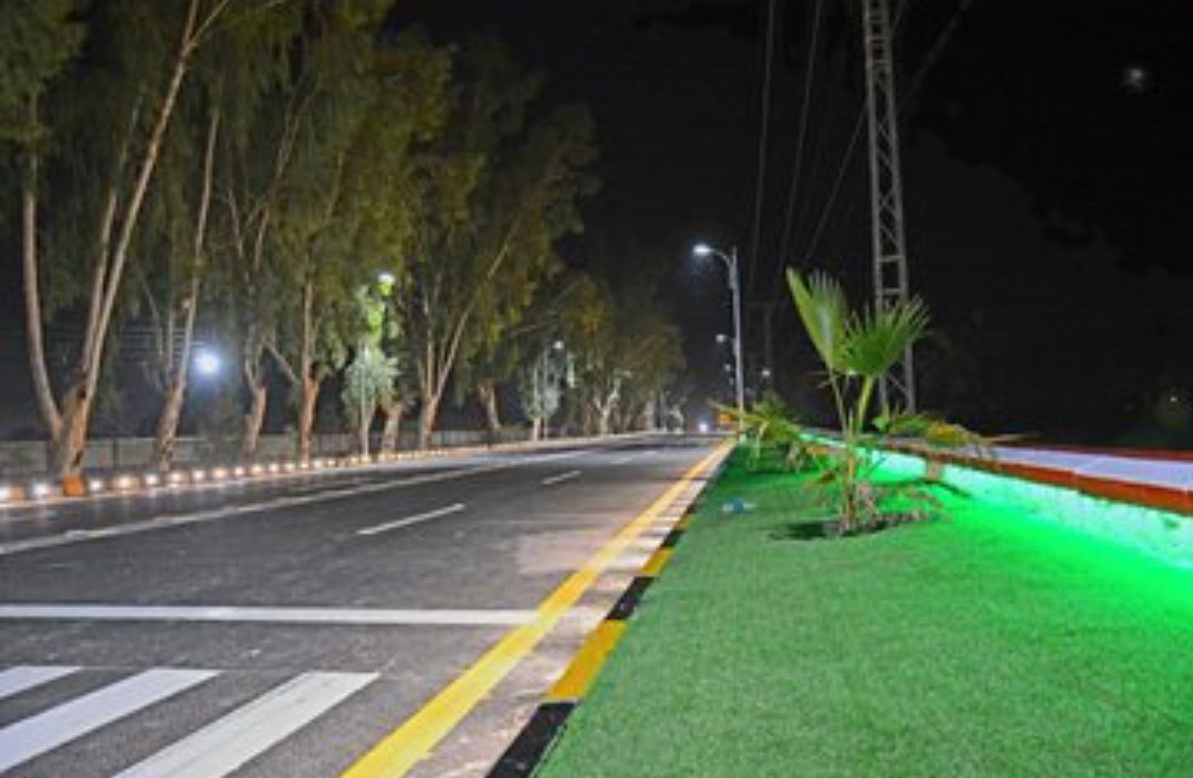 بیگم نصرت بھٹو ایئرپورٹ روڈ سکھر کی جدید طرز پر تعمیر کا کام مکمل، روڈ کے دونوں اطراف تزین و آرائش خوبصورت اور  برقی قمقموں سے روڈ کو روشن کیا گیا ہے