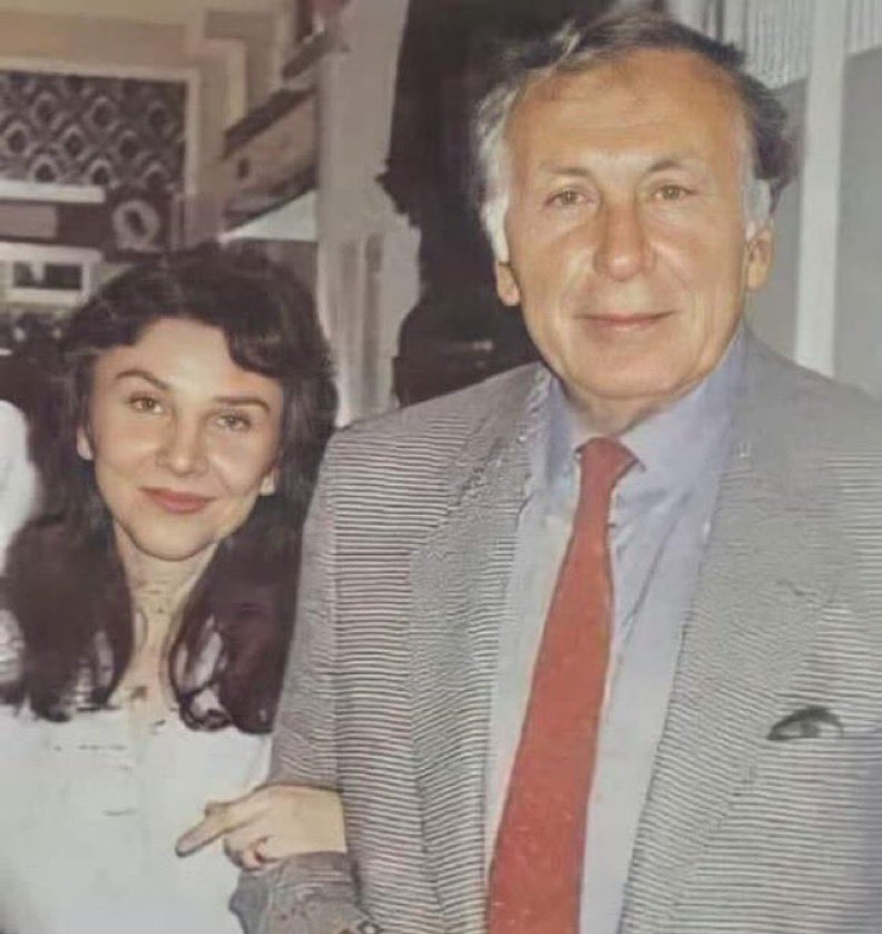 Avishan70's tweet photo. یه متنی خوندم از دختر نزار قبانی در مورد پدرش:
 تو گند زدی به زندگی من! هر مردی اومد تو مسیرم، با تو مقایسه‌ش کردم و (سقط من عینی)، از چشمم افتاد». https://t.co/0kQ3RcZPfl