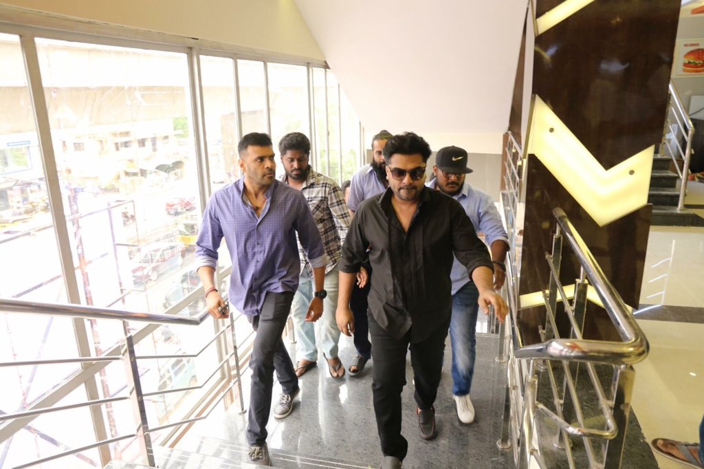RamSimbuTalks's tweet photo. #STR At #Kaasi Theater !
#AAA
#3YearsOfAAA #SilambarasanTR
@thisisysr https://t.co/Ocje1aMa1q