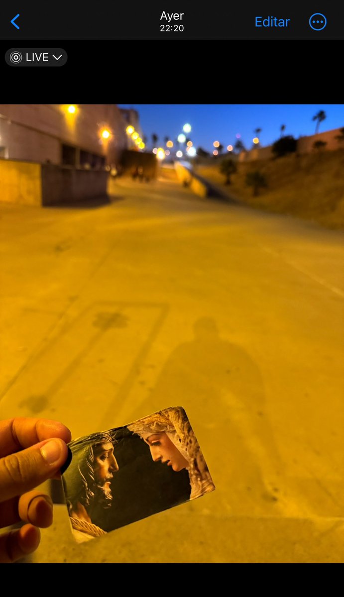 Marca el primero el Nastic, y mi cabeza me dice que no quiere ver más del partido. Necesitaba estar solo, ahi estuve sentado en las escaleras de la entrada al auditorio hasta el minuto 90, con ellos dos.